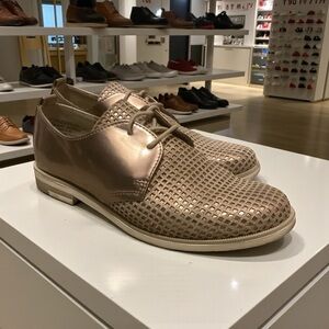 MARCO TOZZI ROSE GOLD OXFORD SHOES WITH METALLIC FINISH & PERFORATED PATTERN